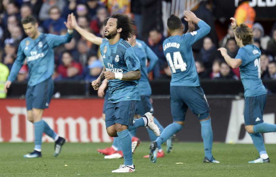 El Real Madrid venció a domicilio por 1-4 al Valencia en Mestalla en la jornada 21 del campeonato liguero. Cristiano anotó un doblete de penalti y Mina recortó distancias pero los goles de Marcelo y Kroos terminaron por dar la victoria al cuadro blanco.