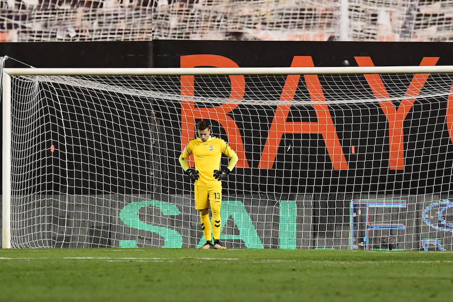 El conjunto de Fabri suma su octava derrota consecutiva, la más abultada de la temporada, y queda relegado al farolillo rojo de la Segunda División