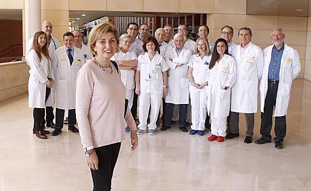 Ana Patricia Moya, acompañada por los profesionales del programa de trasplante hepático.