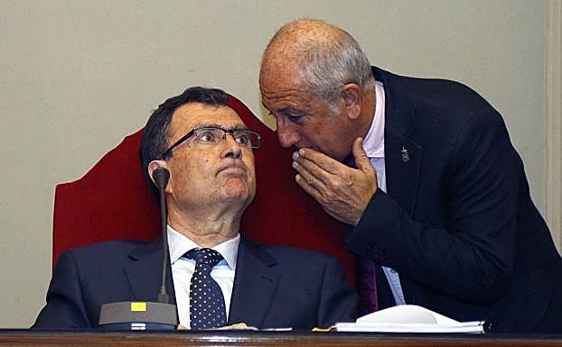 Ballesta y Roque Ortiz durante un Pleno.