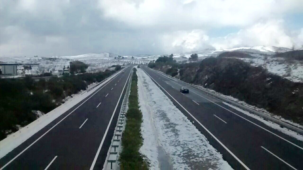 Nieve en la mediana de la autovía de Andalucia a su paso por Puerto Lumbreras.