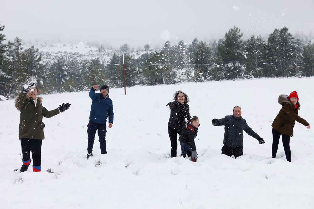 Una familia disfruta de un día de nieve