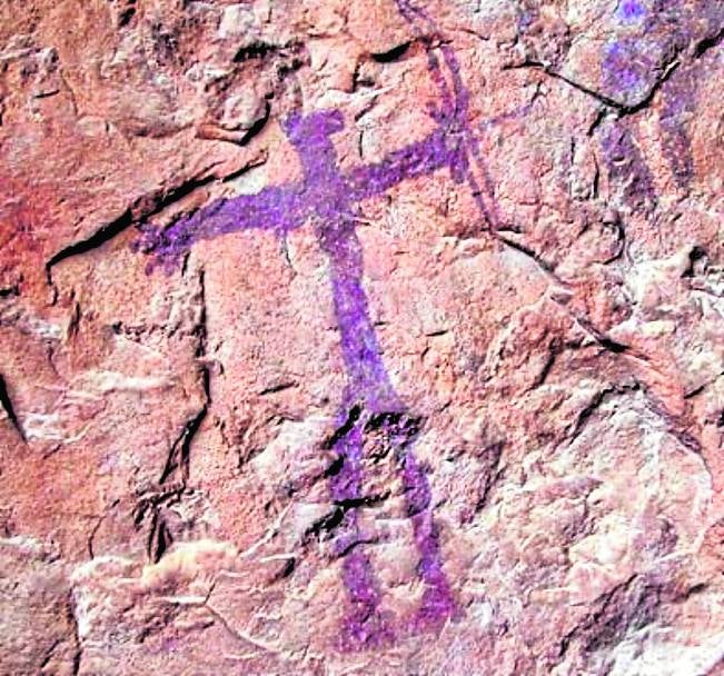 Sima de La Serreta Cieza. Ubicación: Cañón de Almadenes. Estilo: Esquemático (6.000-5.000 aC). Destaca por: Su excepcional ubicación y contar con un taller de elaboración de brazaletes de piedra. Hay un extensísimo panel de pinturas con cinco escenas de caza, a ellas pertenece este arquero.