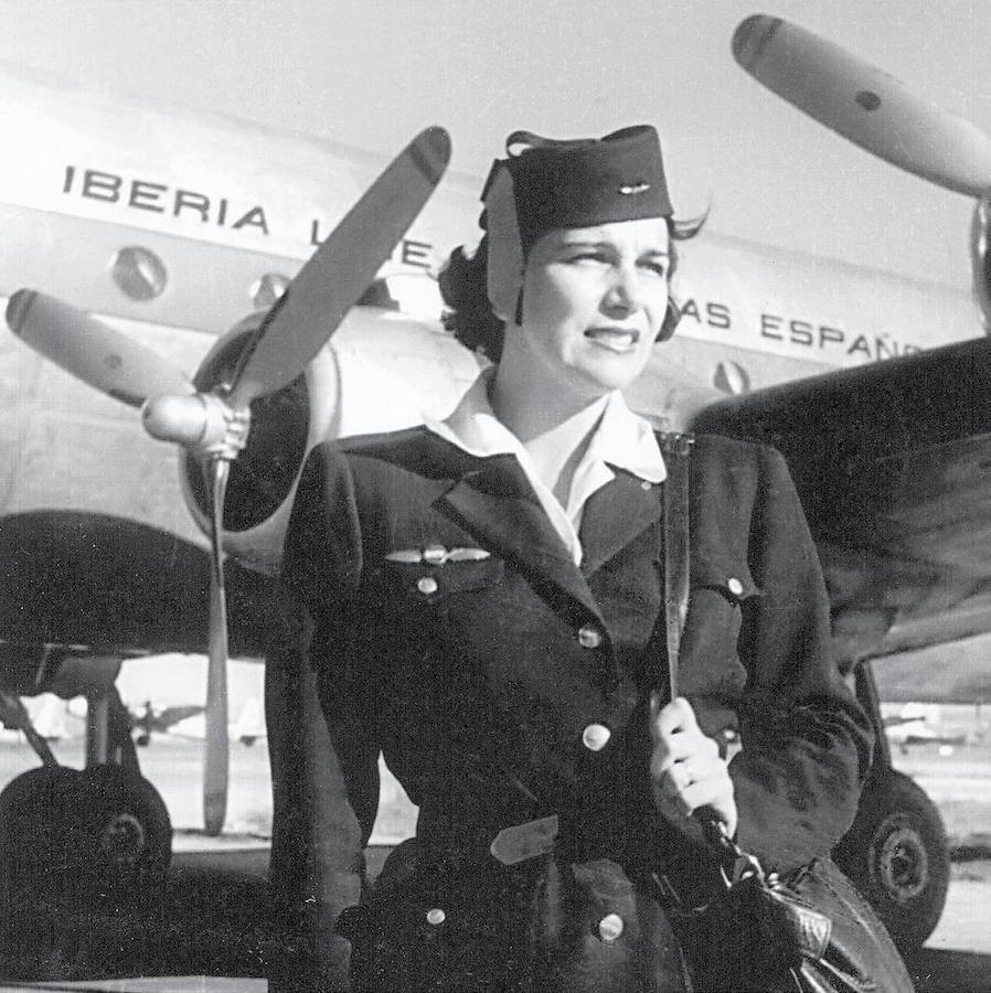 1946. La aviación estaba muy ligada al ejército, lo que se refleja en el uniforme de las primeras azafatas de Iberia.