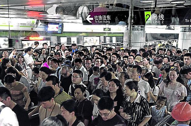 Con 700.000 viajeros al día, la estación de la Plaza del Pueblo es la más concurrida del metro de Shanghái.