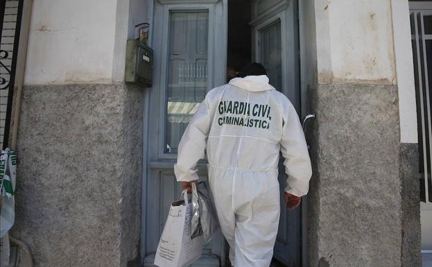 Un agente de la Policía Científica accede a la vivienda donde se produjo el crimen, en una foto de archivo.