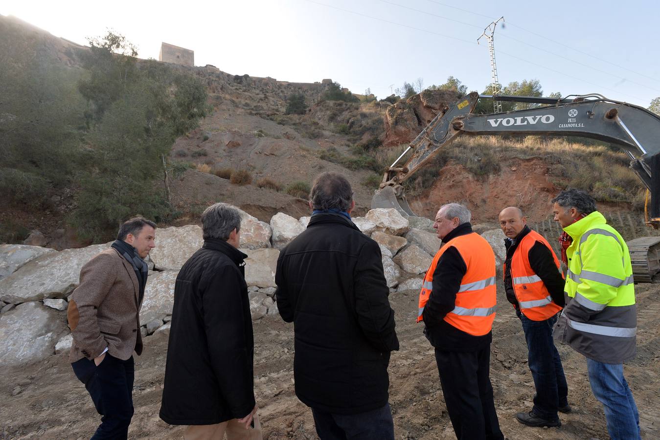 Las brigadas levantan un muro de piedra de ocho metros para estabilizarel macizo rocoso en la carretera de La Parroquia 