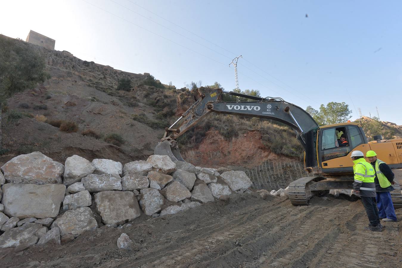 Las brigadas levantan un muro de piedra de ocho metros para estabilizarel macizo rocoso en la carretera de La Parroquia 