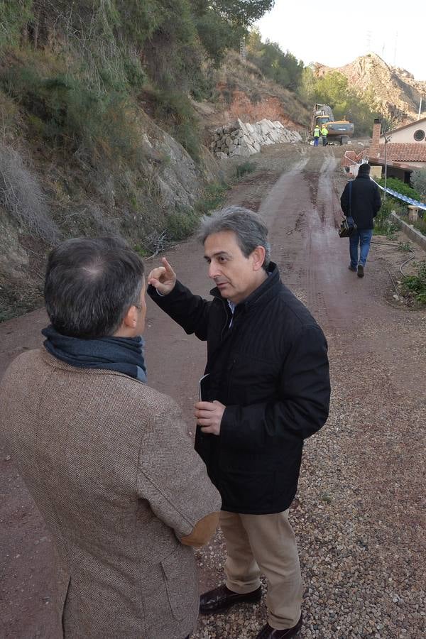 Las brigadas levantan un muro de piedra de ocho metros para estabilizarel macizo rocoso en la carretera de La Parroquia 