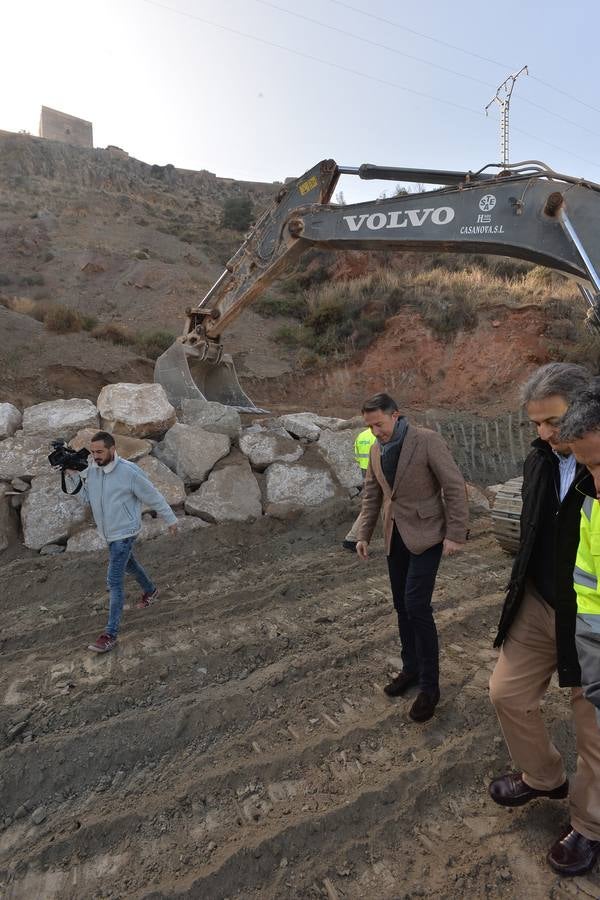 Las brigadas levantan un muro de piedra de ocho metros para estabilizarel macizo rocoso en la carretera de La Parroquia 