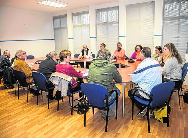 Miembros de la directiva de la Federación vecinal, en una reunión celebrada el pasado año en su sede de Santa Lucía. 