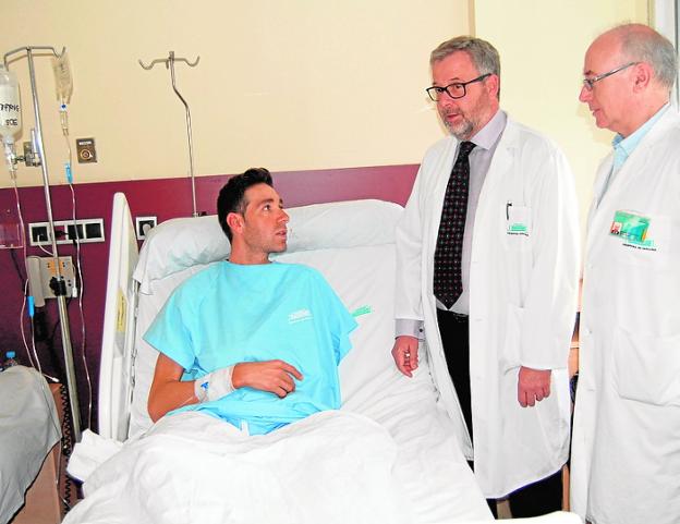 David Valero, tras ser operado en el Hospital de Molina. H. M.
