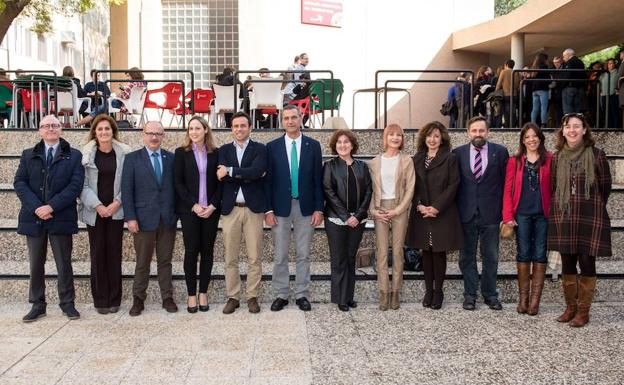 De izquierda a derecha, José Luis Aguayo, Elisa Escudero, Domingo Antonio Manzanares, Micaela Martínez, David Martínez, el candidato a rector y decano de la Facultad de Química, Pedro Lozano; María Dolores Hidalgo, Ana Rojo, María José Moreno, Pedro Miguel Ruiz, Carmen Ferrándiz y Fuensanta Máximo.