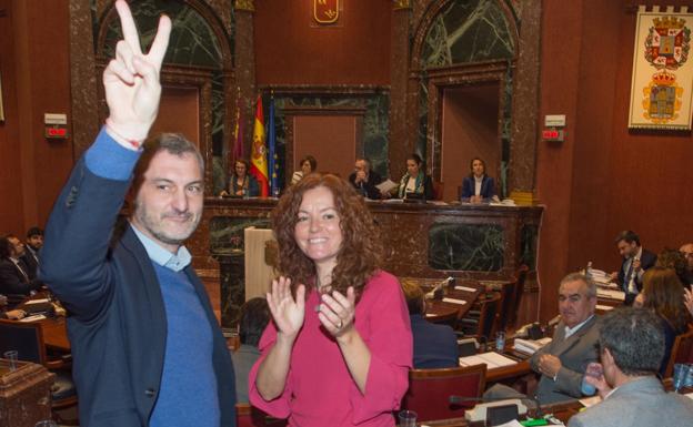 Óscar Urralburu y Mª Ángeles García celebran la aprobación de las enmiendas. 