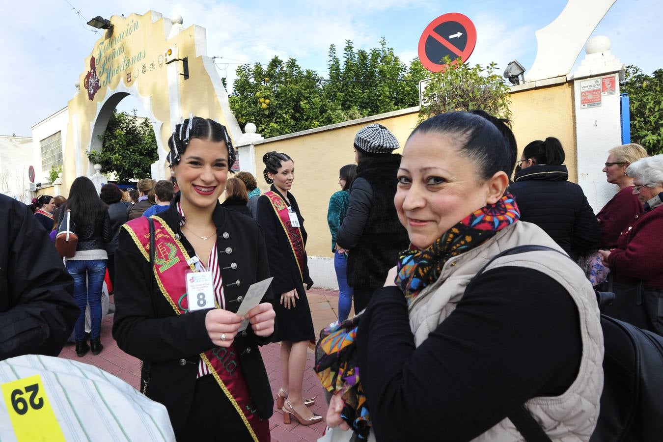 Las 20 aspirantes a Reina de la Huerta viajaron este jueves a Madrid para mostrar sus aptitudes y lucir sus trajes de gala en una convivencia