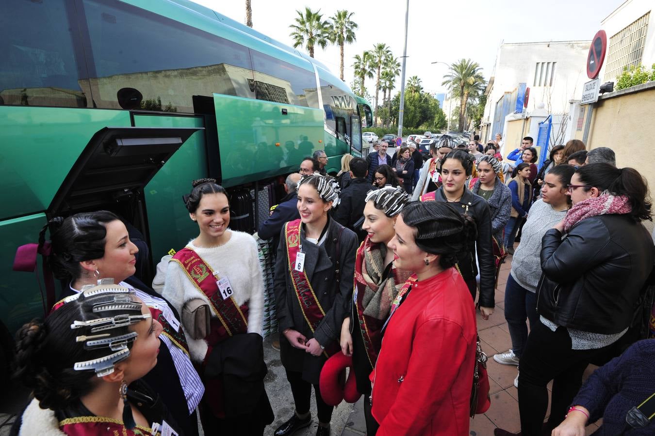 Las 20 aspirantes a Reina de la Huerta viajaron este jueves a Madrid para mostrar sus aptitudes y lucir sus trajes de gala en una convivencia