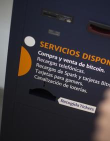Imagen secundaria 2 - Curro Quevedo cambia euros por bitcoins en el cajero instalado en la tienda Zooo de Madrid.