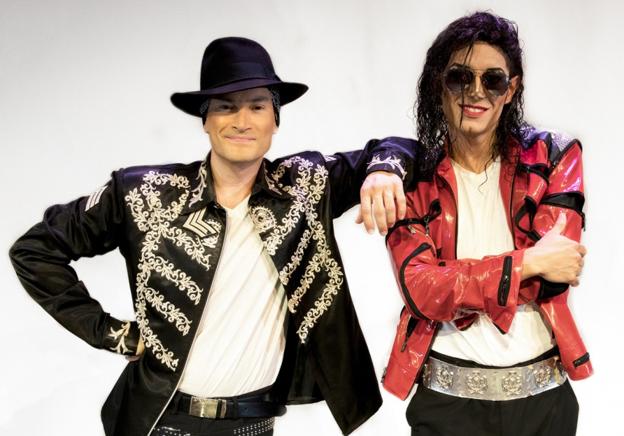 Dabeat (i) y Sacc Mjj ponen voz y cuerpo, respectivamente, a Michael Jackson.