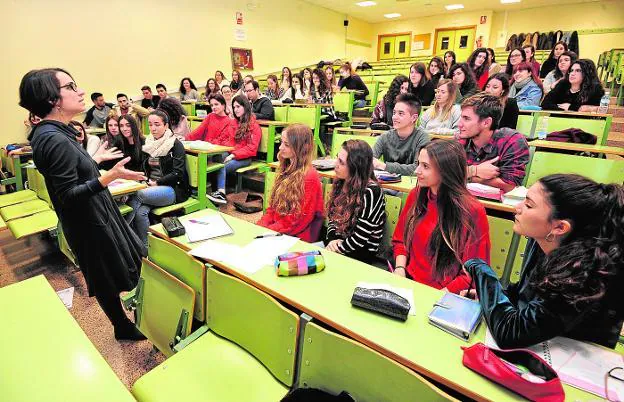 Alumnos del grado de Maestro de la Facultad de Educación de la Universidad de Murcia, en una clase esta semana.