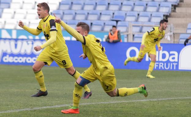 Chirri celebra el primer gol del Lorca Deportiva ante el Recreativo.