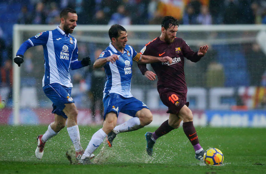 Espanyol y Barcelona empataron en un derbi de alta tensión (1-1). El cuadro blanquiazul se adelantó por medio de Gerard Moreno pero Gerard Piqué puso el empate de cabeza.