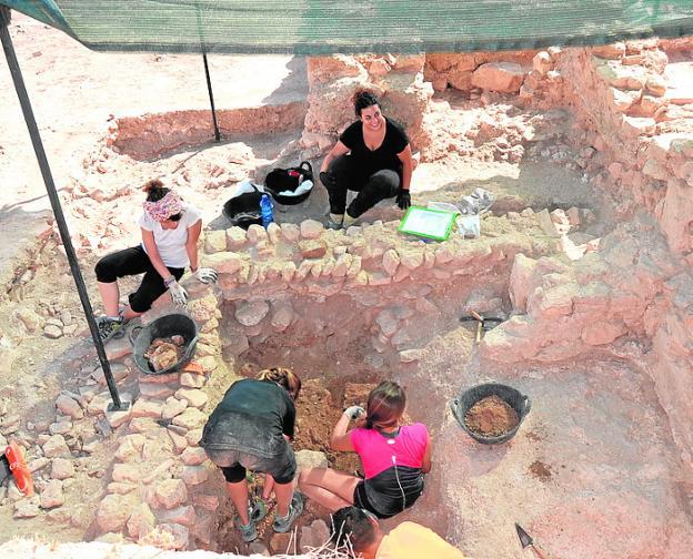 Arqueólogos en la excavación del yacimiento romano.