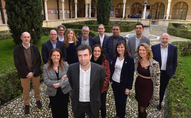 Pablo Artal posa junto a su equipo.