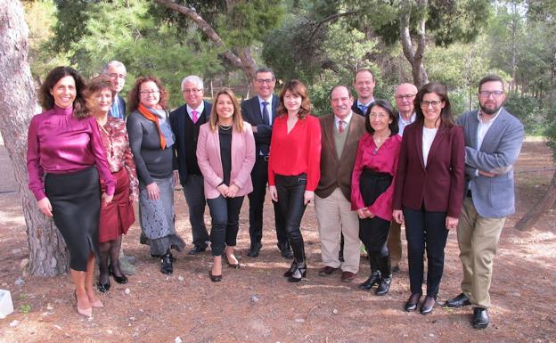 El catedrático José Luján Alcaraz con su equipo.