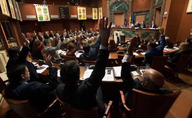 Votación en la Asamblea Regional el pasado jueves. 