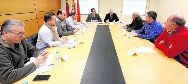 Al fondo, el alcalde Ballesta y el concejal de Hacienda y Contratación, Eduardo Martínez-Oliva, con representantes del sector del taxi del municipio.