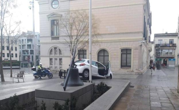 Un conductor perdido acaba con el coche colgando en una plaza de Sabadell