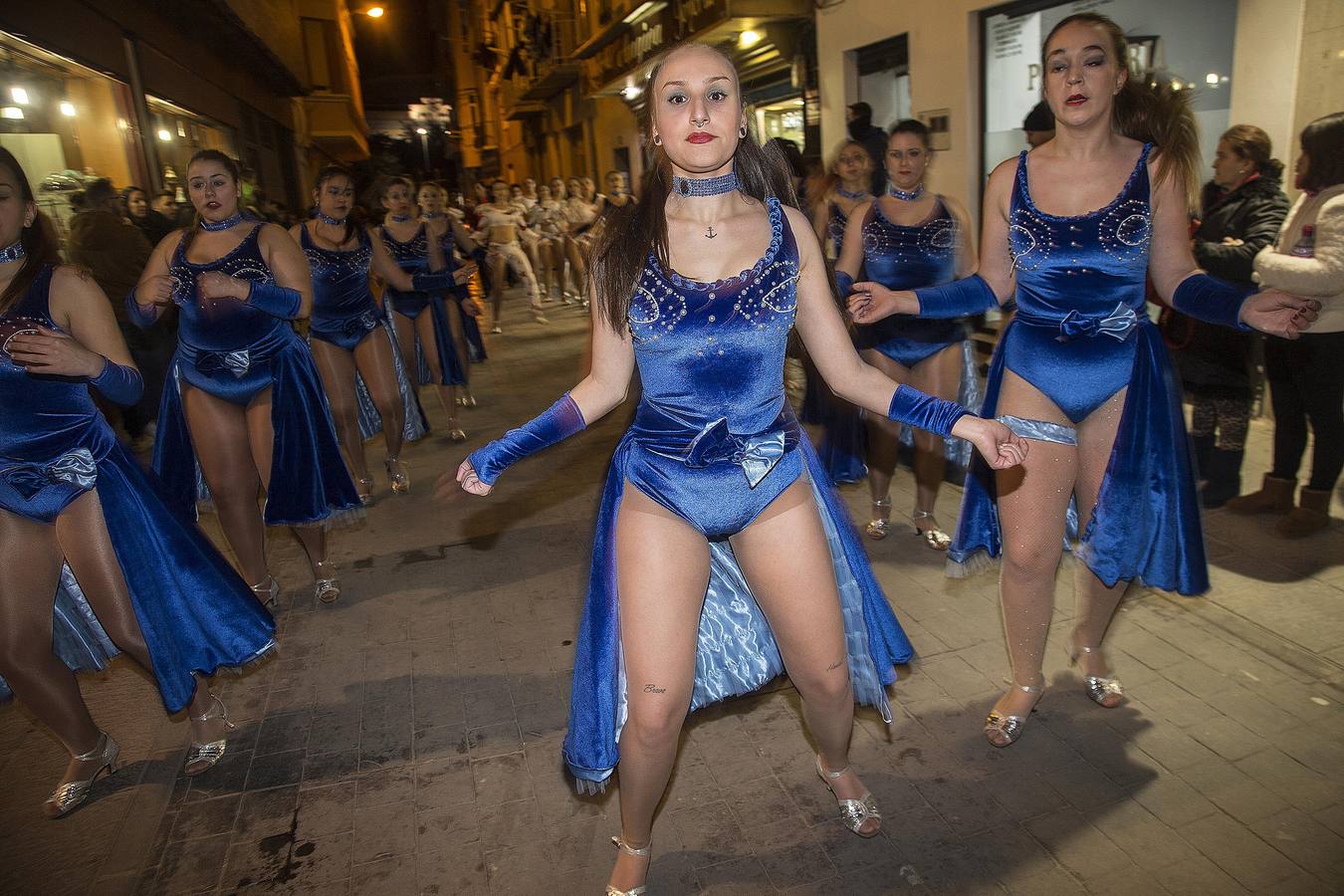 El Carnaval movilizó ayer en el casco histórico a 136 personas, de los grupos coreográficos Titánide, Paraíso y Mardance, en el primer pasacalles de las fiestas