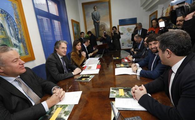 Reunión en el Ayuntamiento de Alcantarilla con el ministro de Fomento, este miércoles. 