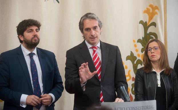 El ministro de Fomento (c), Íñigo de la Serna, acompañado de Fernando López Miras (i), presidente de la Región, y Ana Belén Castejón (d), alcaldesa de Cartagena.