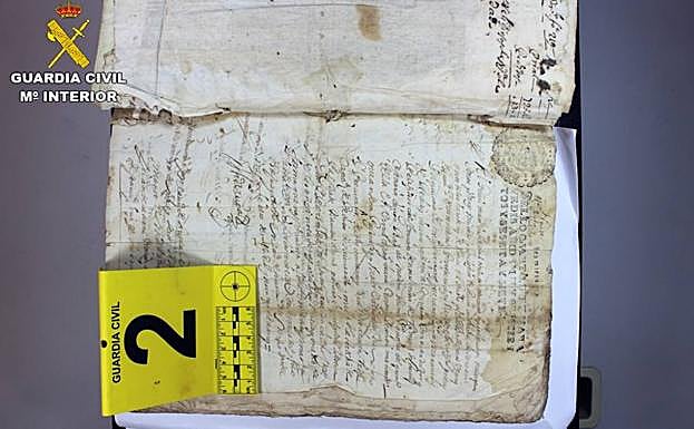 Recuperan dos protocolos notariales del siglo XVI sustraidos de un archivo municipal de Cuenca