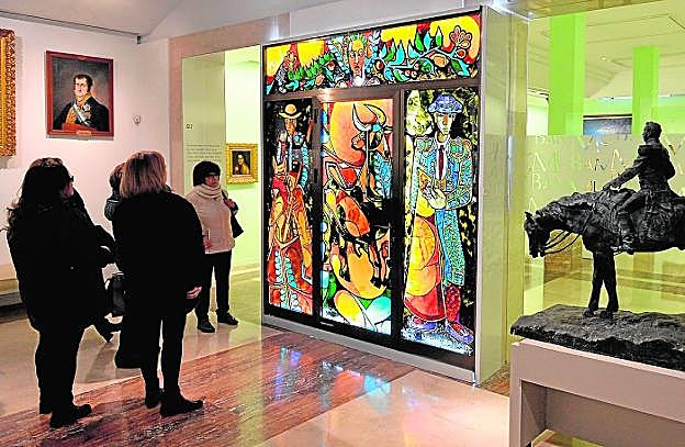 Vidriera de la Imprenta Belmar, expuesta en la entrada de la exposición.