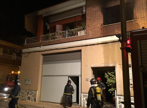 Los bomberos acudieron a la vivienda para extinguir el fuego. 