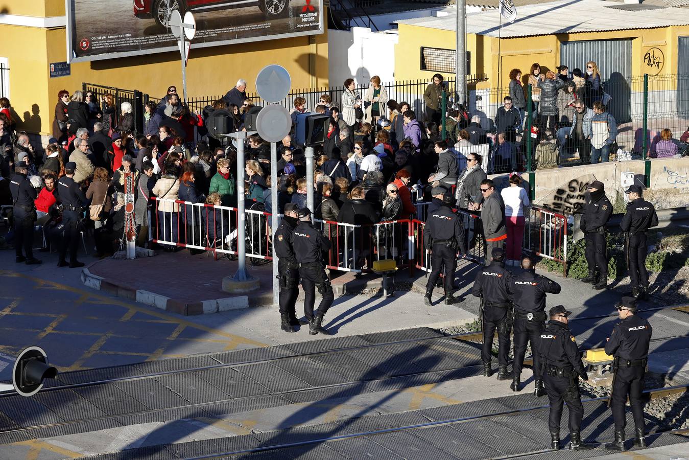 Decenas de agentes de policía nacional custodian el paso a nivel y la calle Torre de Romo en Murcia, donde este jueves comenzó el montaje de las zapatas de cimentación de esta estructura provisional