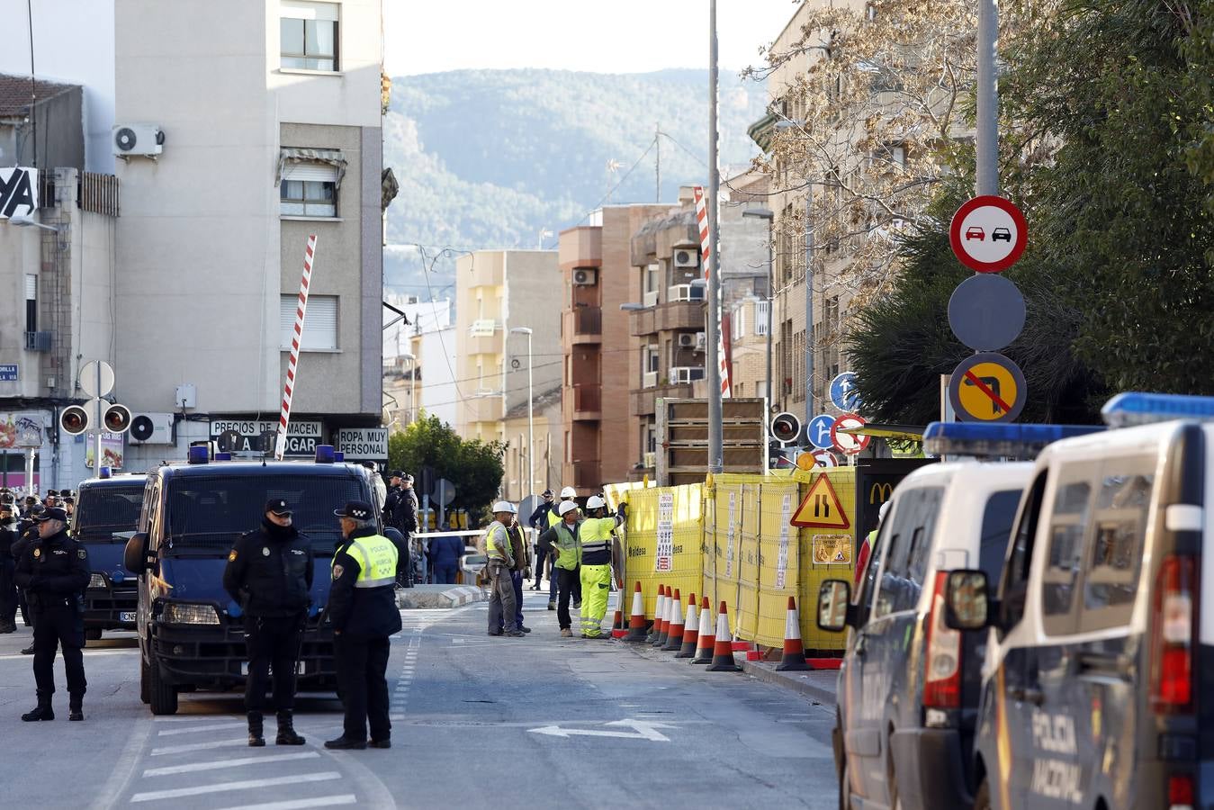 Decenas de agentes de policía nacional custodian el paso a nivel y la calle Torre de Romo en Murcia, donde este jueves comenzó el montaje de las zapatas de cimentación de esta estructura provisional