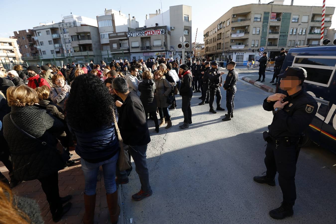 Decenas de agentes de policía nacional custodian el paso a nivel y la calle Torre de Romo en Murcia, donde este jueves comenzó el montaje de las zapatas de cimentación de esta estructura provisional