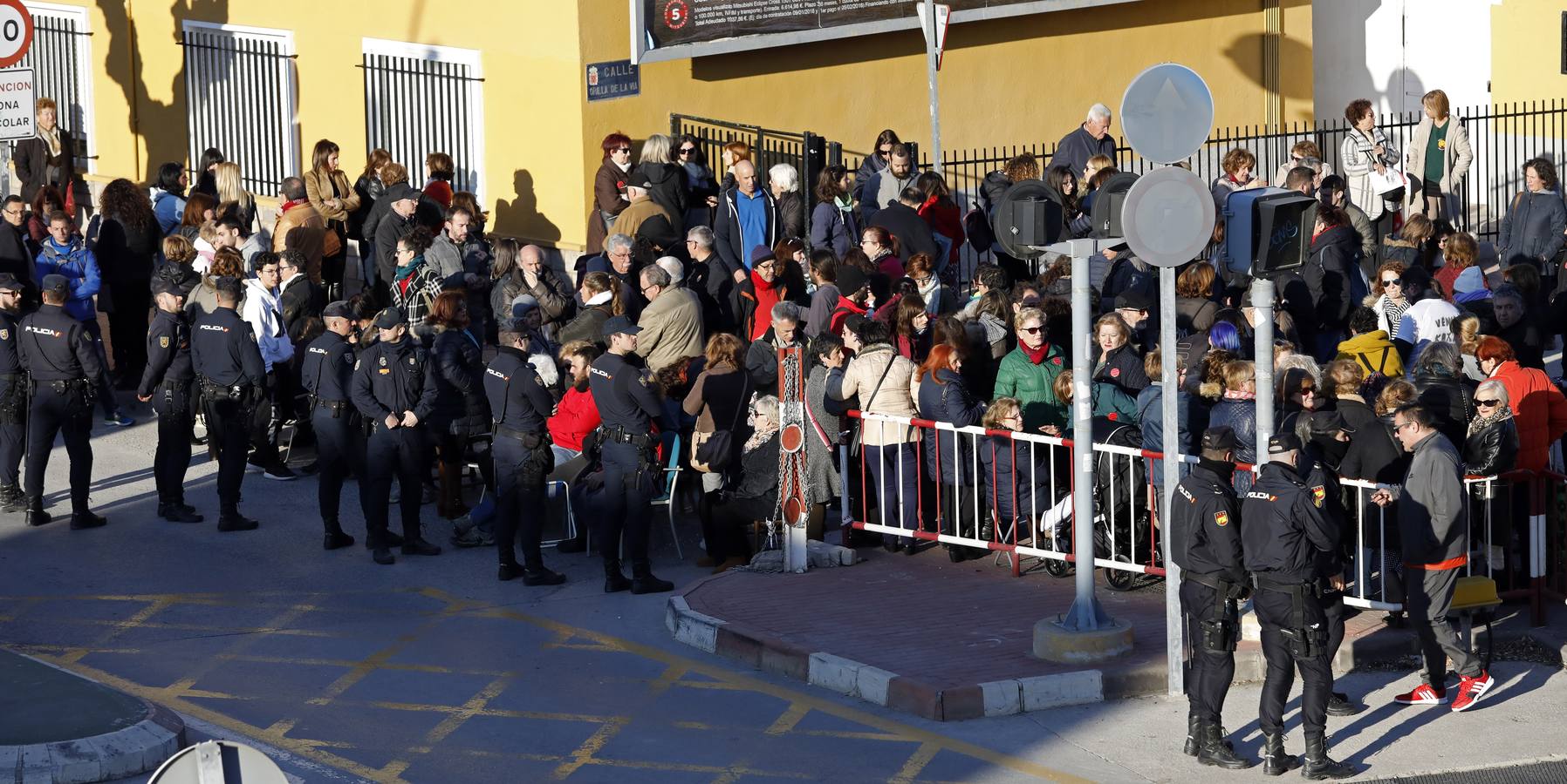 Decenas de agentes de policía nacional custodian el paso a nivel y la calle Torre de Romo en Murcia, donde este jueves comenzó el montaje de las zapatas de cimentación de esta estructura provisional