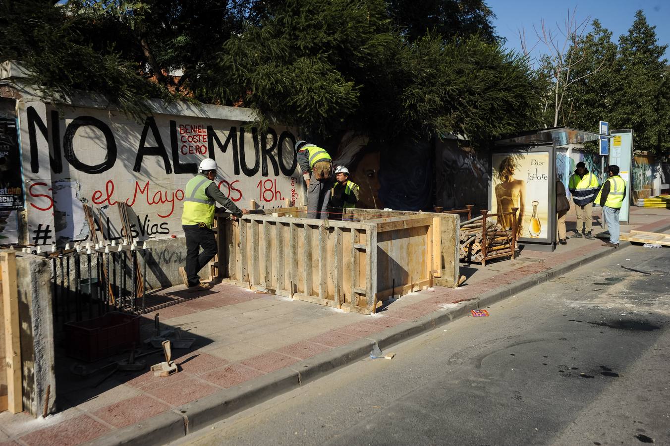 Decenas de agentes de policía nacional custodian el paso a nivel y la calle Torre de Romo en Murcia, donde este jueves comenzó el montaje de las zapatas de cimentación de esta estructura provisional