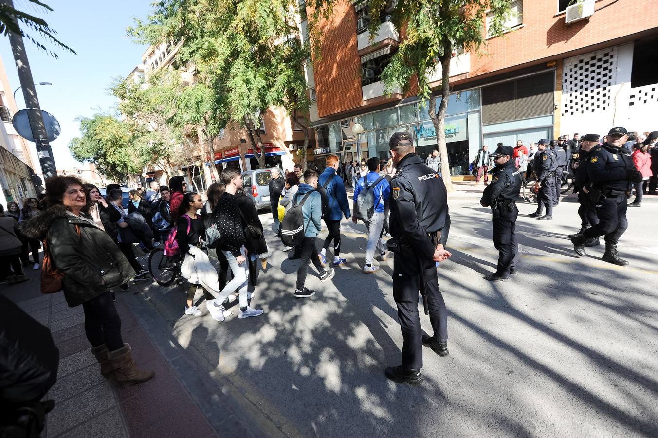 Decenas de agentes de policía nacional custodian el paso a nivel y la calle Torre de Romo en Murcia, donde este jueves comenzó el montaje de las zapatas de cimentación de esta estructura provisional