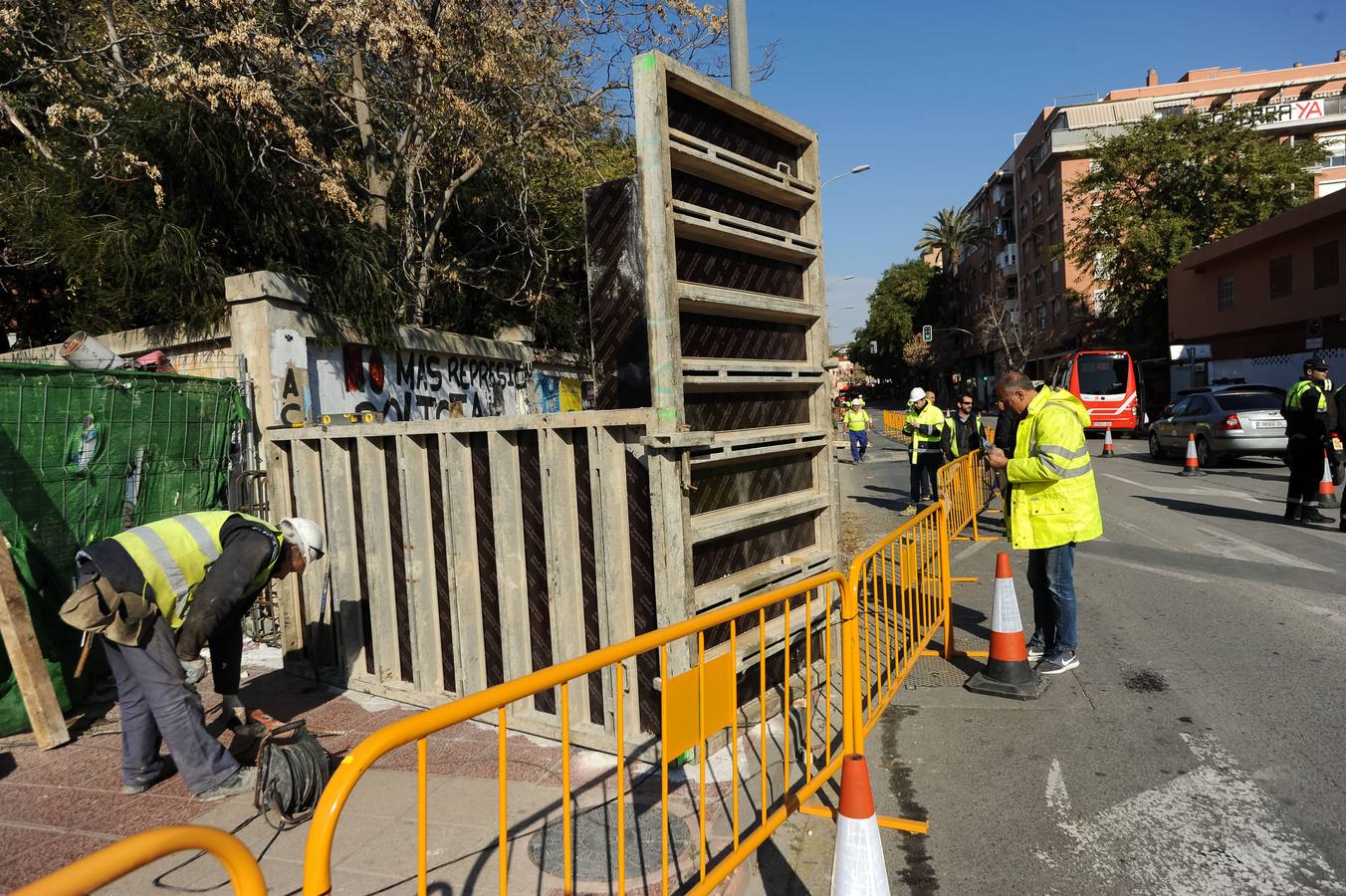 Decenas de agentes de policía nacional custodian el paso a nivel y la calle Torre de Romo en Murcia, donde este jueves comenzó el montaje de las zapatas de cimentación de esta estructura provisional