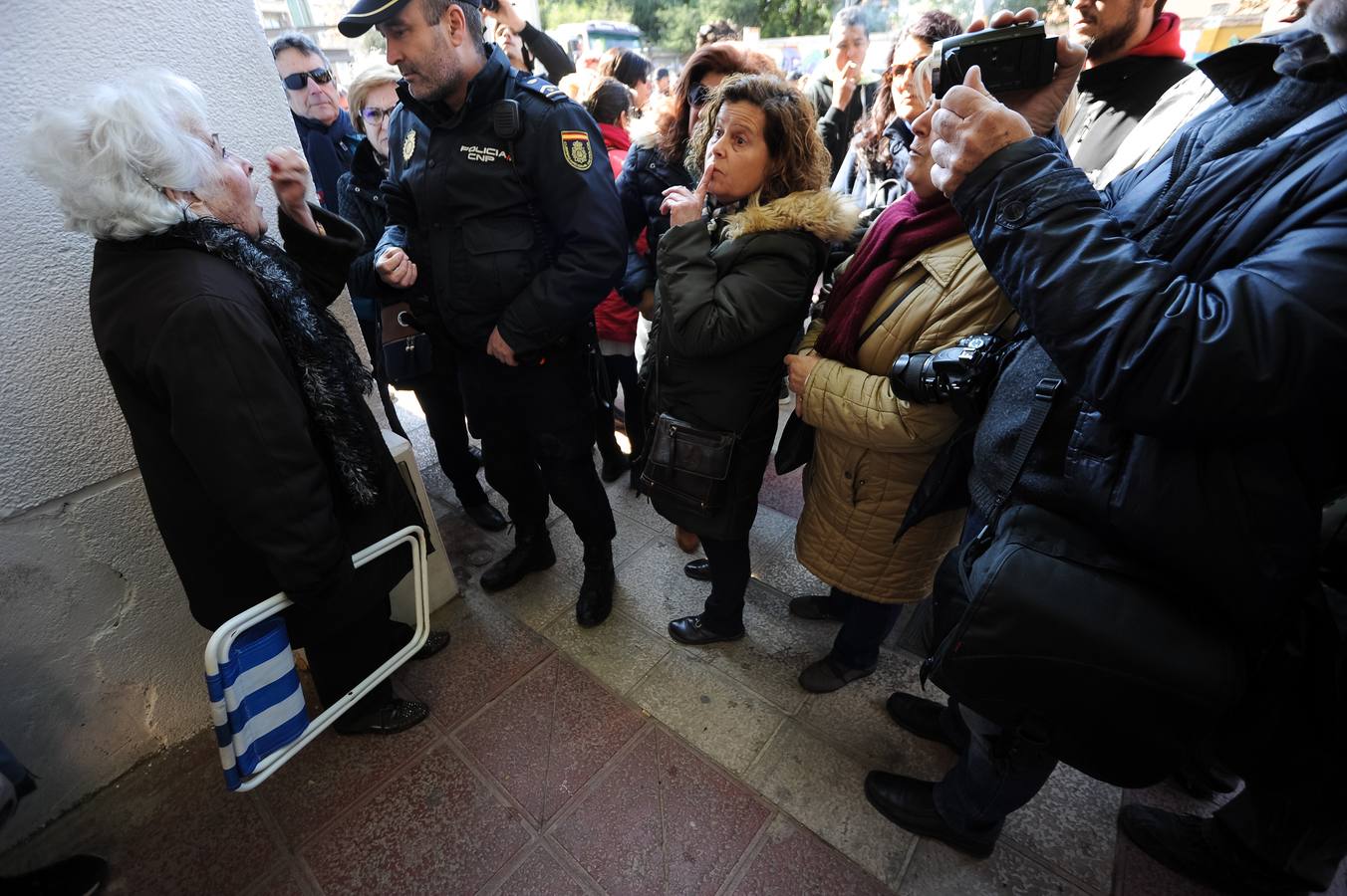 Decenas de agentes de policía nacional custodian el paso a nivel y la calle Torre de Romo en Murcia, donde este jueves comenzó el montaje de las zapatas de cimentación de esta estructura provisional