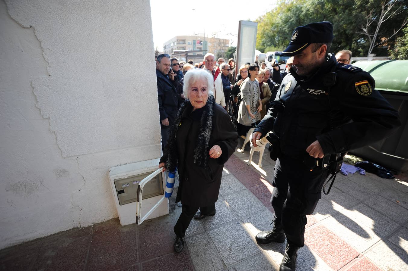 Decenas de agentes de policía nacional custodian el paso a nivel y la calle Torre de Romo en Murcia, donde este jueves comenzó el montaje de las zapatas de cimentación de esta estructura provisional