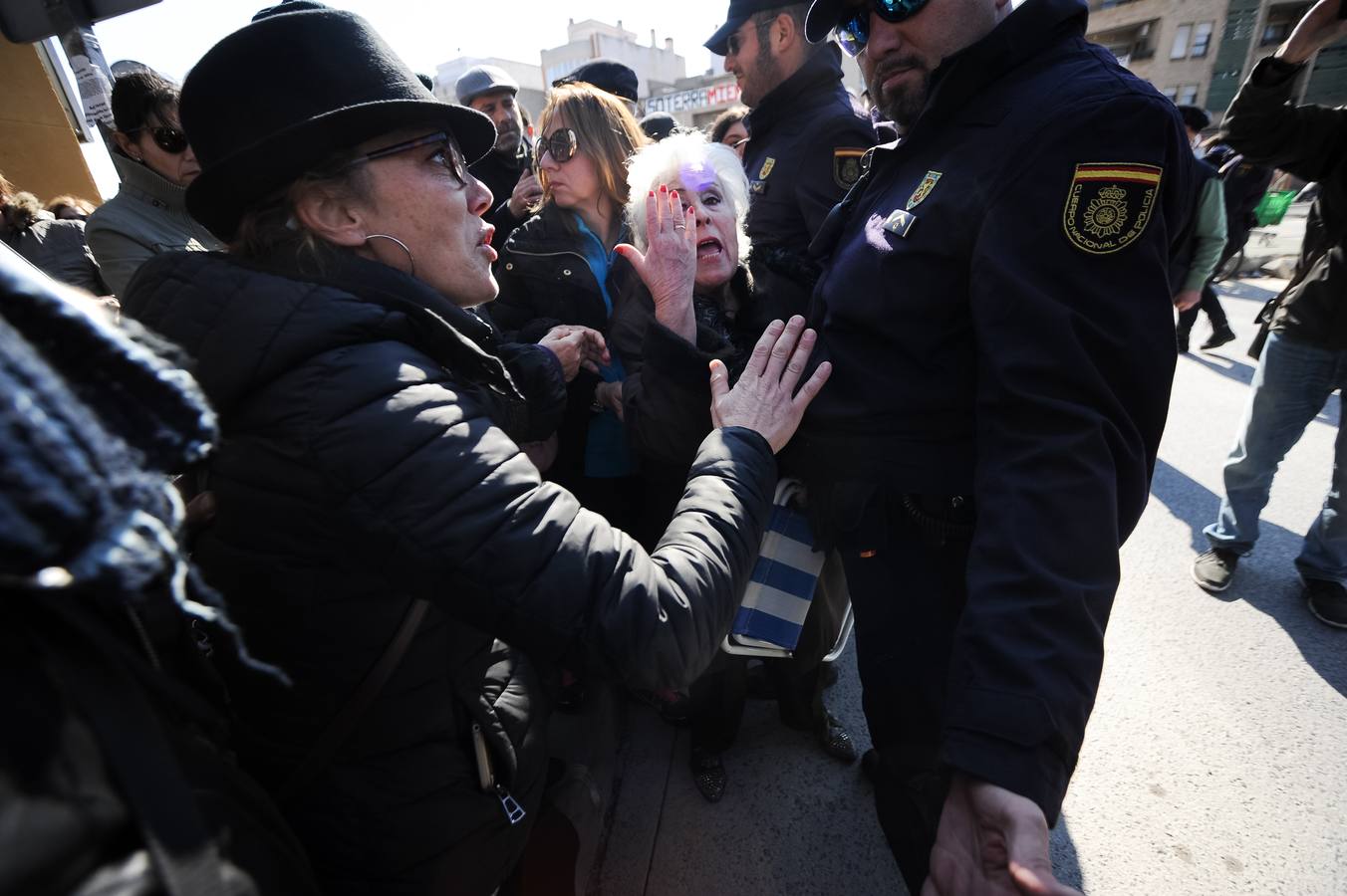 Decenas de agentes de policía nacional custodian el paso a nivel y la calle Torre de Romo en Murcia, donde este jueves comenzó el montaje de las zapatas de cimentación de esta estructura provisional