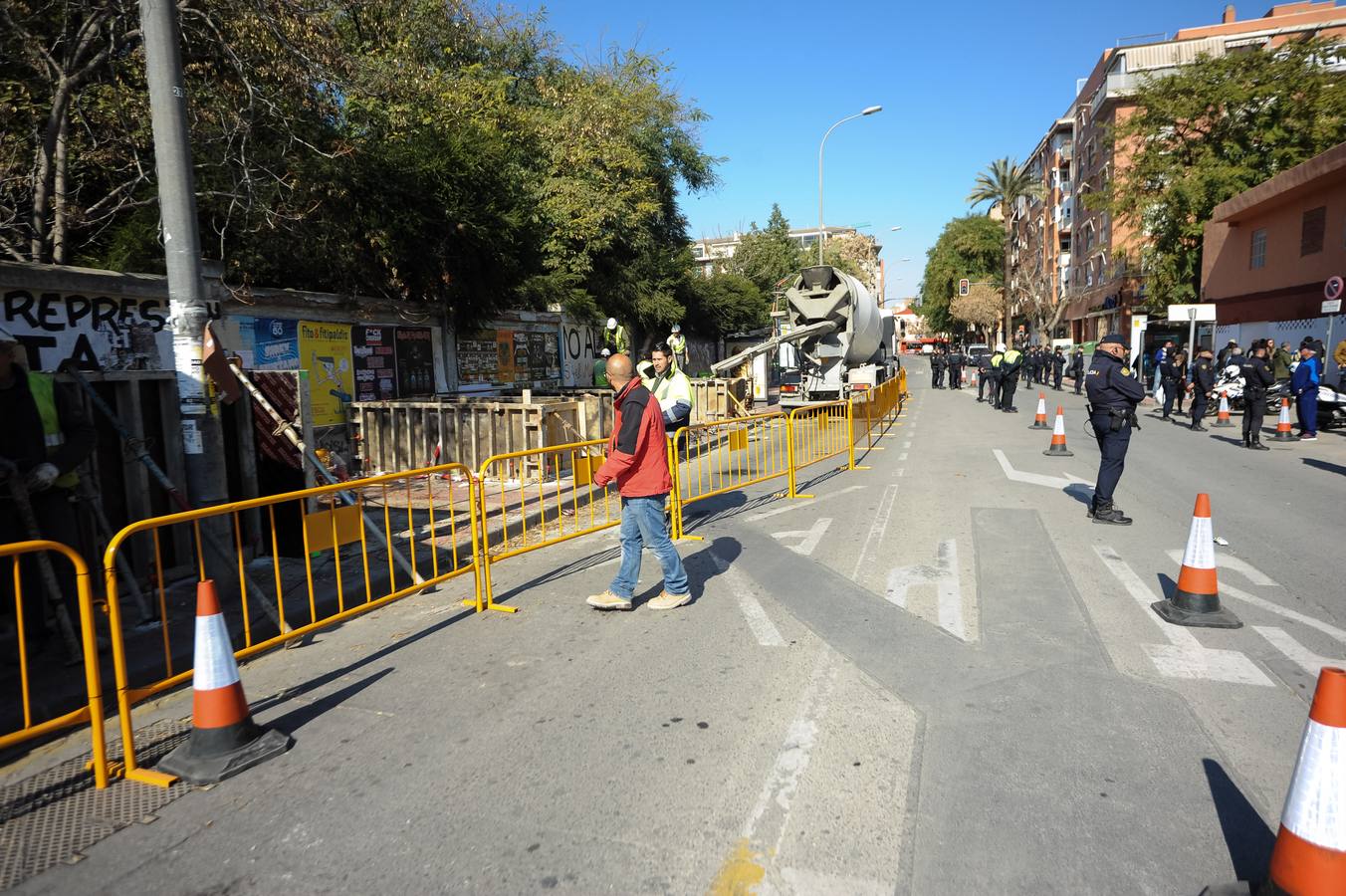 Decenas de agentes de policía nacional custodian el paso a nivel y la calle Torre de Romo en Murcia, donde este jueves comenzó el montaje de las zapatas de cimentación de esta estructura provisional