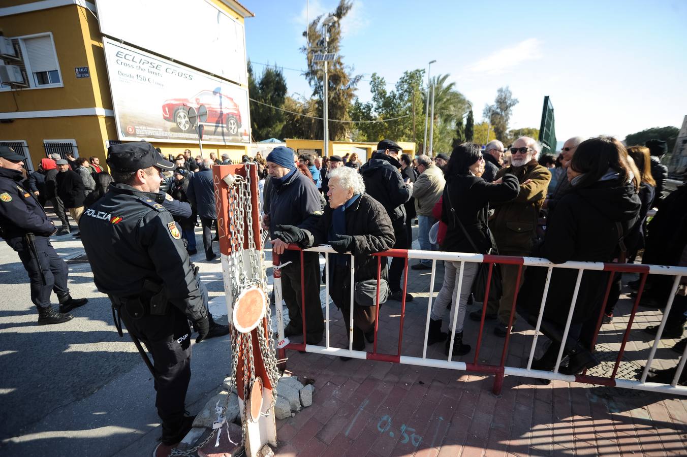 Decenas de agentes de policía nacional custodian el paso a nivel y la calle Torre de Romo en Murcia, donde este jueves comenzó el montaje de las zapatas de cimentación de esta estructura provisional