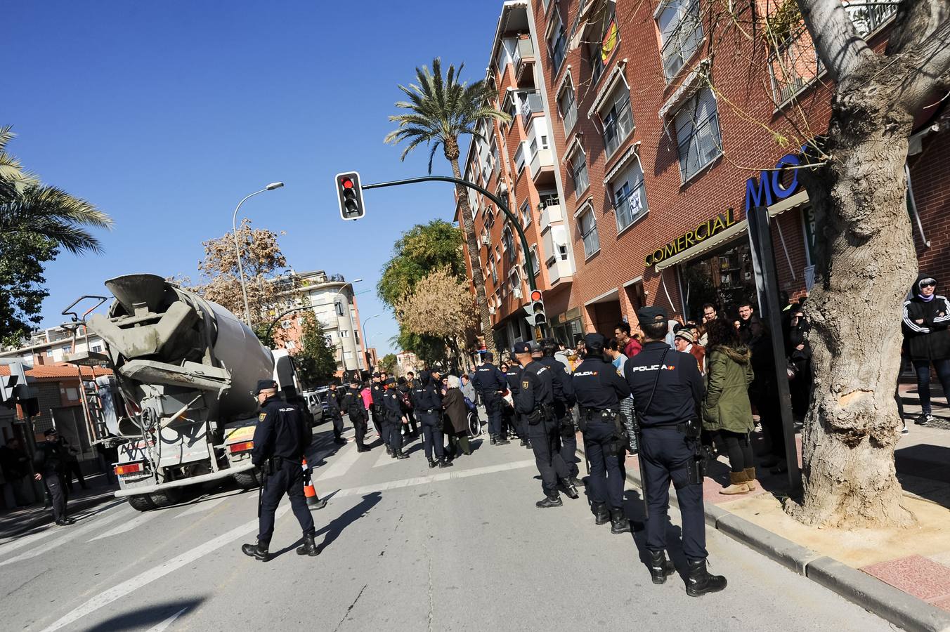 Decenas de agentes de policía nacional custodian el paso a nivel y la calle Torre de Romo en Murcia, donde este jueves comenzó el montaje de las zapatas de cimentación de esta estructura provisional